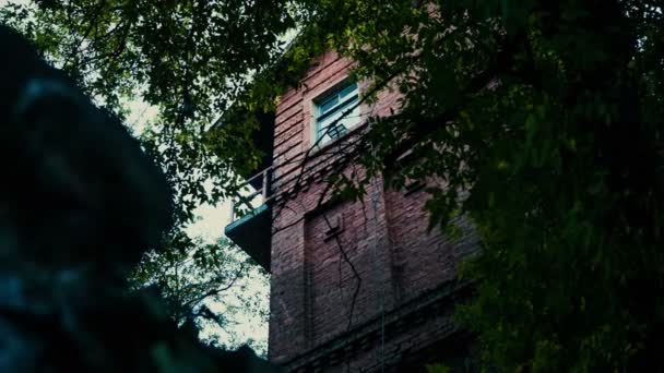 古い幽霊と神秘的なれんが造りの家. — ストック動画