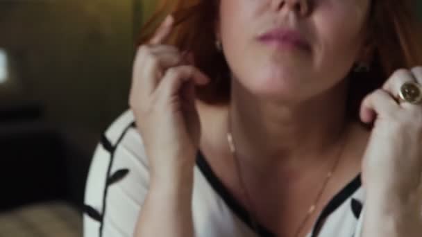Porträtt av sorgliga ung kvinna med huvudvärk gnugga hennes tempel — Stockvideo