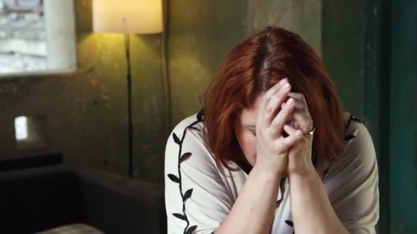 Adult woman touched his shoulder and grief at the table — Stock Video