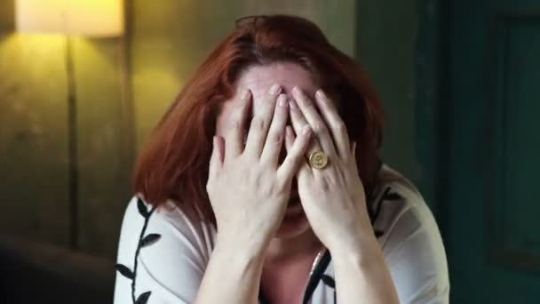 Нервовий зрив жінки — стокове відео