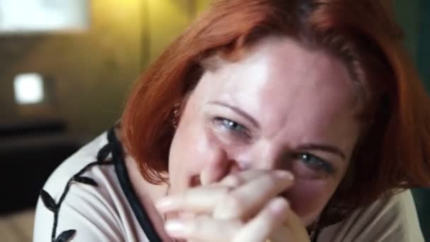 Плащ счастья для взрослых женщин . — стоковое видео