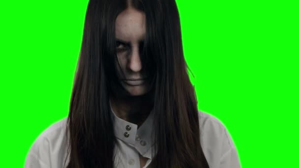 Mädchen totes Zombie-Gesicht hebt und senkt sich steil zur Seite des Kopfes. — Stockvideo