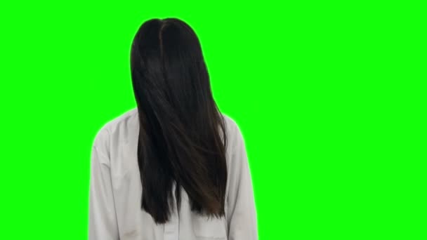 Saç yüzünde standları gelen atılmış siyah uzun saçlı kız. — Stok video