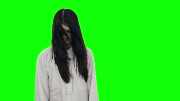 Hayalet kız uzun siyah saçlı ve Chroma key beyaz bir gömlek giymiş. — Stok video