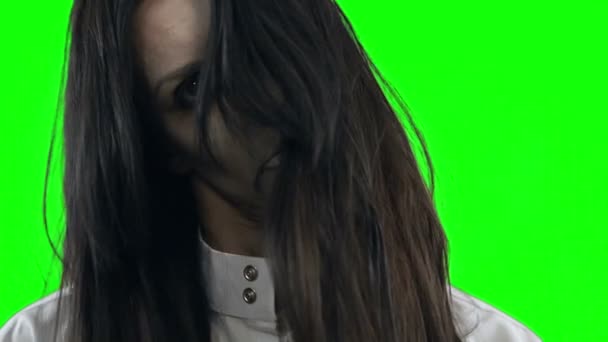 Zombie Girl close-up. Tiro na chave Chroma . — Vídeo de Stock