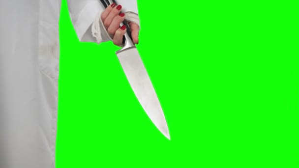 Cuchillo en la mano chica sobre un fondo verde — Vídeos de Stock