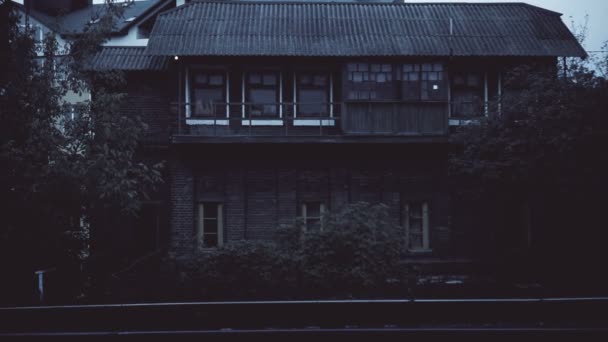 Escena de terror de una mujer aterradora en la ventana de una casa abandonada . — Vídeos de Stock