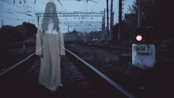 Horrorszene einer beängstigenden Frau - der Bugle auf dem Bahngleis — Stockvideo