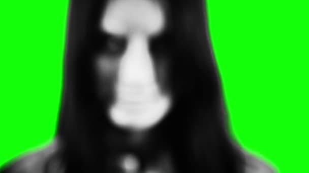 Creek demon met lange haren op Chromakey. — Stockvideo