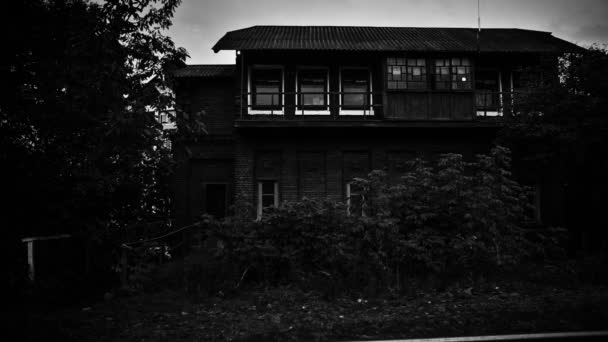 Escuro sobre a assustadora casa velha — Vídeo de Stock