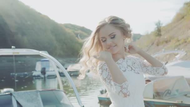 Buona sposa sul molo nella giornata di sole estiva — Video Stock