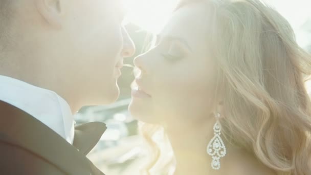 Closeup portrait of young kissing couple at sunshine — Stock Video