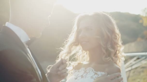 Couple bonheur portrait sous la lumière du soleil — Video