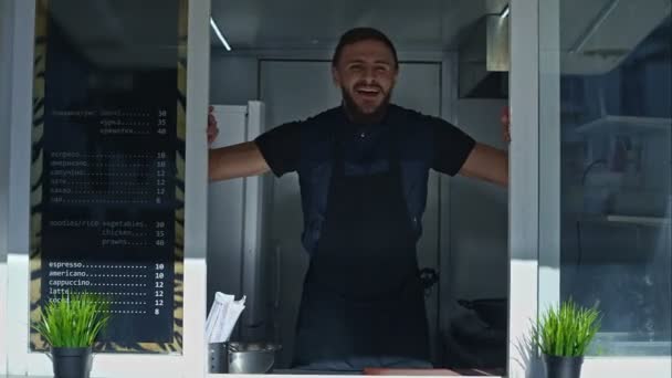 Homem feliz abre a janela em seu restaurante — Vídeo de Stock