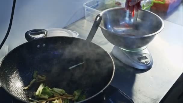 一名厨师，烹饪食物在煎锅的特写 — 图库视频影像