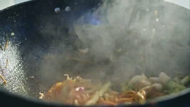 Nouille chinoise frite dans une poêle — Video