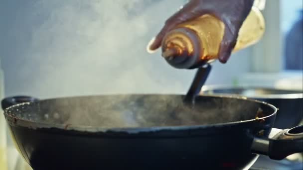 Comida al vapor en la sartén. Concepto de cocina — Vídeos de Stock