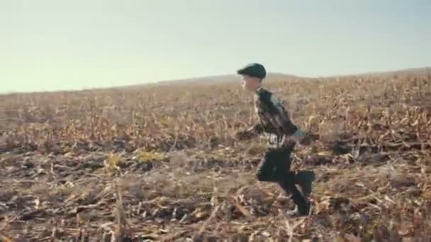 El pobre muchacho corriendo por el campo — Vídeo de stock