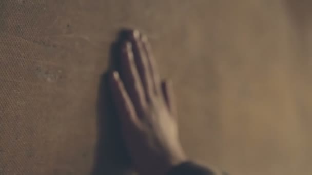Рука касается молодого мастера фанеры на стене — стоковое видео
