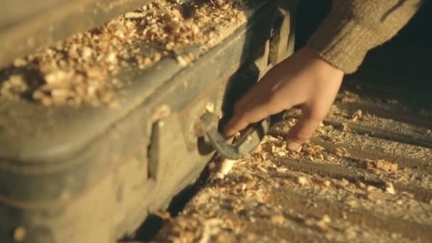 Le vieux garçon de sac caché se retire de sous la table — Video