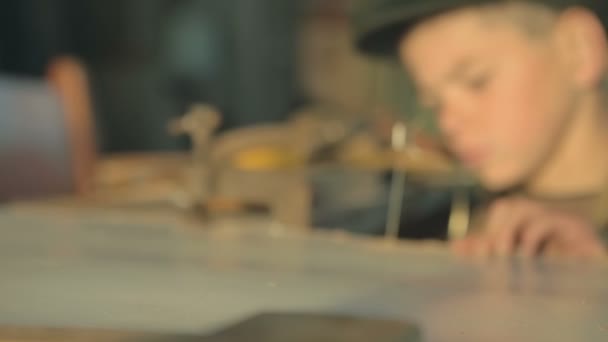 El joven maestro en el taller — Vídeo de stock