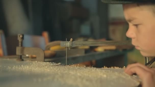 Jonge meester houten hand-cut jigsaw triplex — Stockvideo