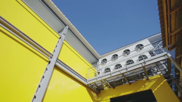 Ventiladores de escape de ar condicionado industrial e unidades de ventilação no topo do telhado de um edifício grande — Vídeo de Stock