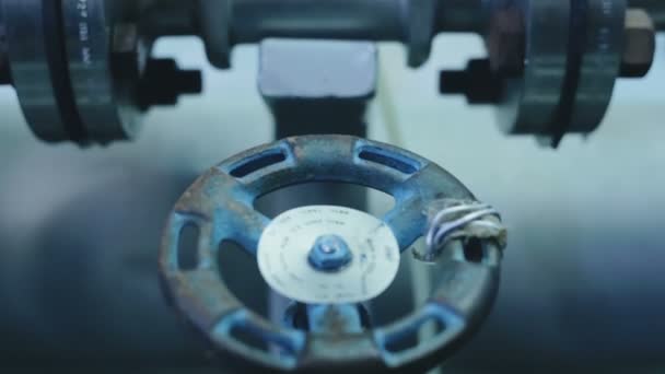 Válvulas de compuerta industrial de primer plano en la fábrica — Vídeos de Stock