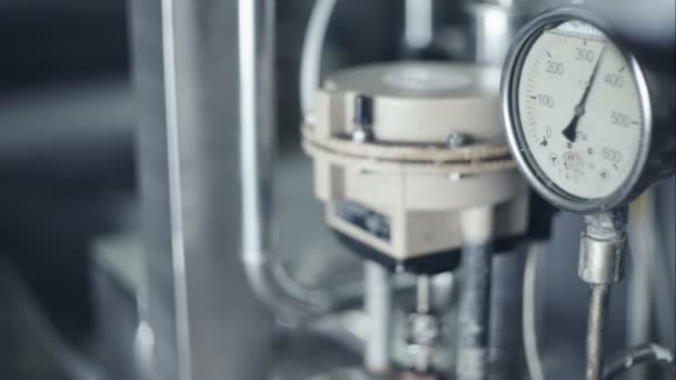 Calibre indica pressão em gasoduto na fábrica de leite — Vídeo de Stock