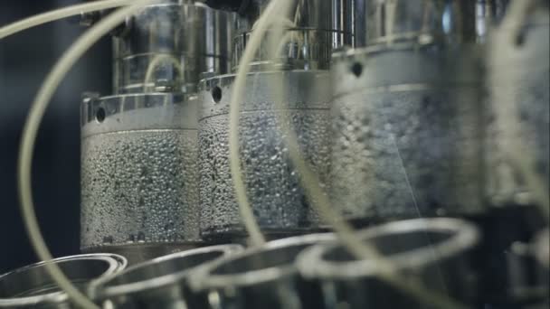 Gotas de agua en el refrigerador . — Vídeos de Stock