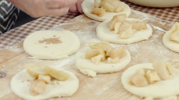 Las manos de las mujeres están preparando pasteles caseros — Vídeo de stock