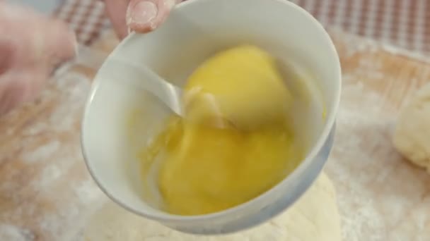 Руки бьют яйца в миске — стоковое видео