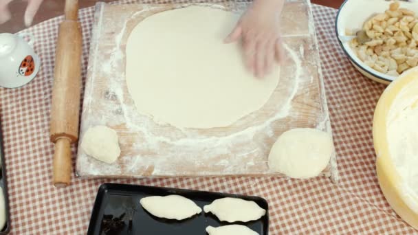 Uma mulher se preparando para assar bolos — Vídeo de Stock