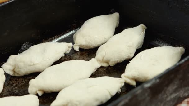 Zelfgemaakte koekjes op bakken lade — Stockvideo