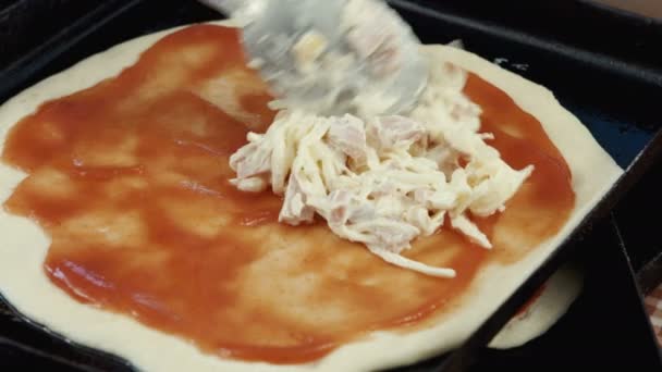 Zutaten zu hausgemachter Pizza hinzufügen — Stockvideo