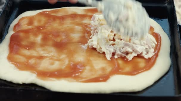 Close-up. Hand van de chef-kok baker in witte uniform maken pizza in de keuken. — Stockvideo