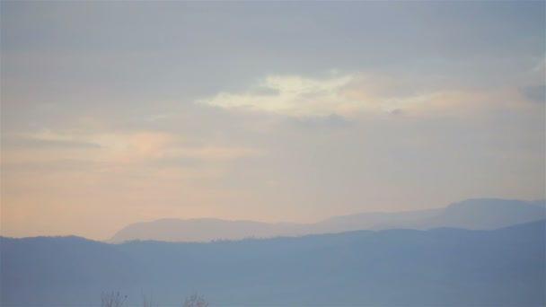 La nebbia mattutina in montagna — Video Stock