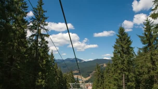 Asientos de telesilla vacíos en el paisaje alpino de verano — Vídeo de stock