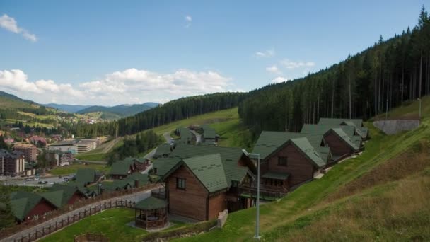 Casa de madera en el complejo Bukovel. Ucrania — Vídeo de stock