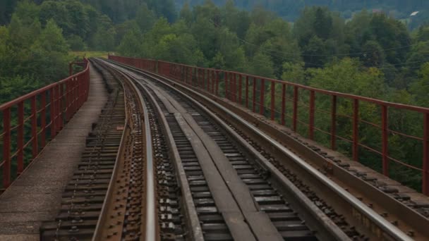 Железная дорога в горах — стоковое видео
