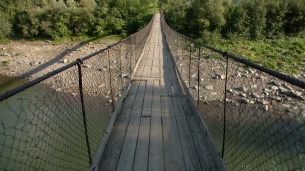 Puente de cuerda Montañas Cárpatos, Ucrania — Vídeos de Stock