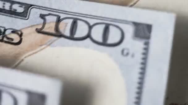 Rapidamente movimento dolly: novas notas de cem dólares close-up — Vídeo de Stock