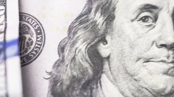 Dolly Motion: Makro skott av en ny 100 dollar bill — Stockvideo
