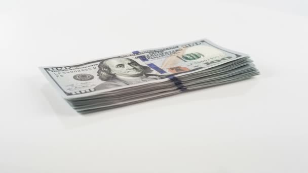 Empilement de billets neufs de 100 dollars US édition 2013 billets tournants isolés sur fond blanc — Video