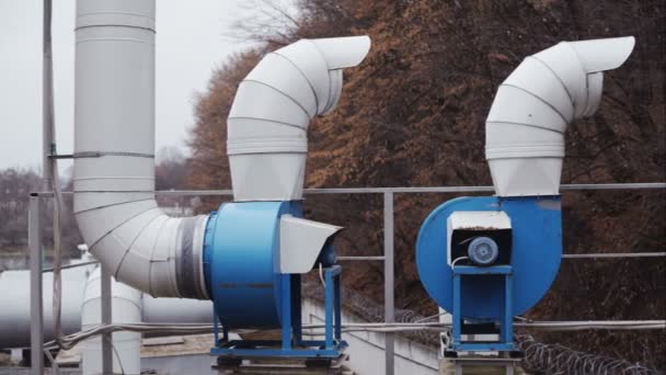 Twee ventilatie pijpen in het forest — Stockvideo