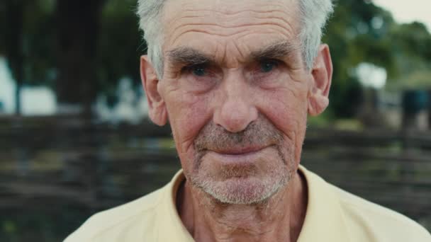 Portrait of old wrinkled and gray-haired old man with close — Stock Video