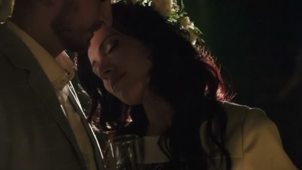 Романтична пара цілується — стокове відео