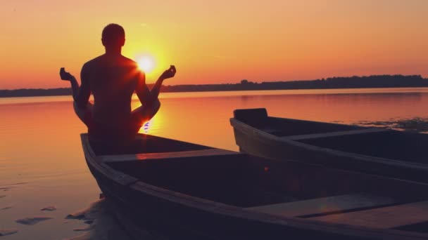 Homem fazendo ioga ao pôr do sol — Vídeo de Stock