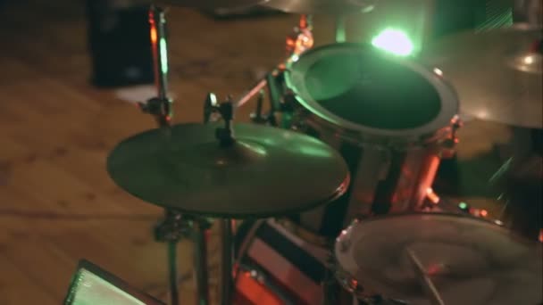 Black drum kit with powerful speaker in background — Stock Video