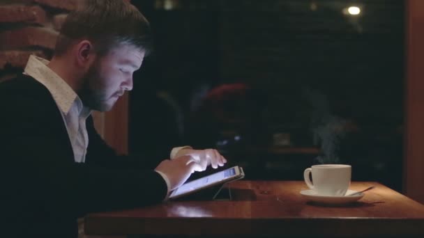 Empresário com computador tablet no café da noite — Vídeo de Stock